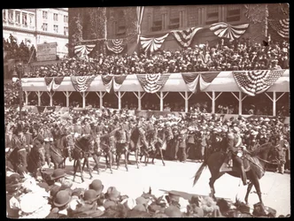 Ansicht der Menge und einer berittenen Militärgruppe in der Dewey-Parade auf der Fifth Avenue, New York, 1899